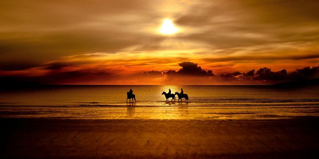 Romantic sunset horse riding on the riambel beach (3)